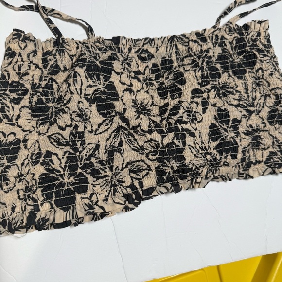 American Eagle Cold Shoulder Top Ruffle Beige Black Size Medium Floral - Picture 8 of 8